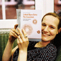 zwei Hunde, die Tischtennis spielen